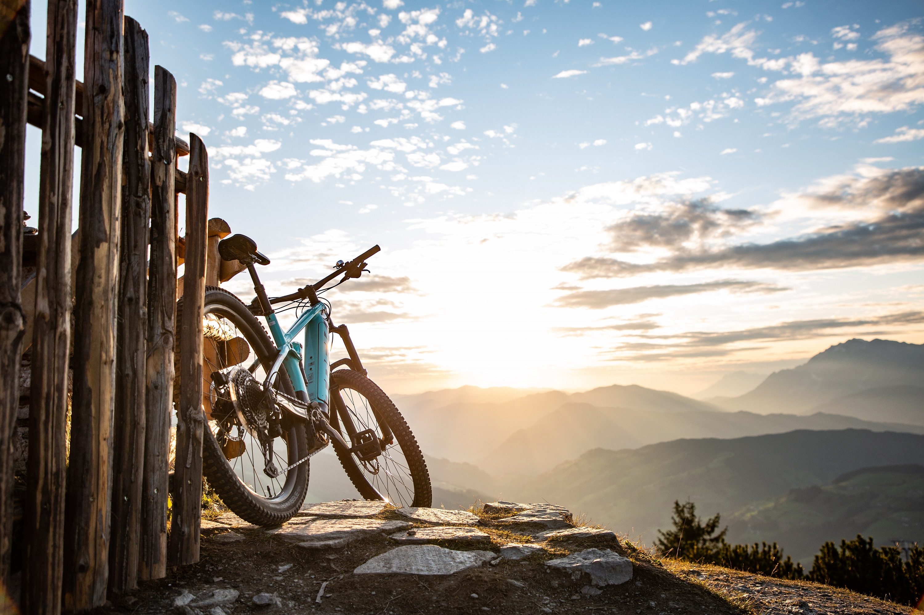 Sonnenuntergang und Mountainbike 